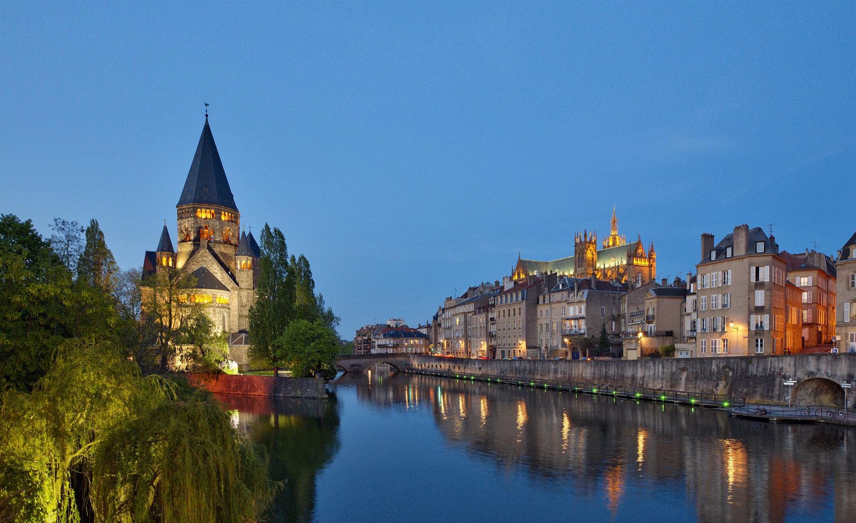 Temple Neuf sur la Moselle à l'heure bleue